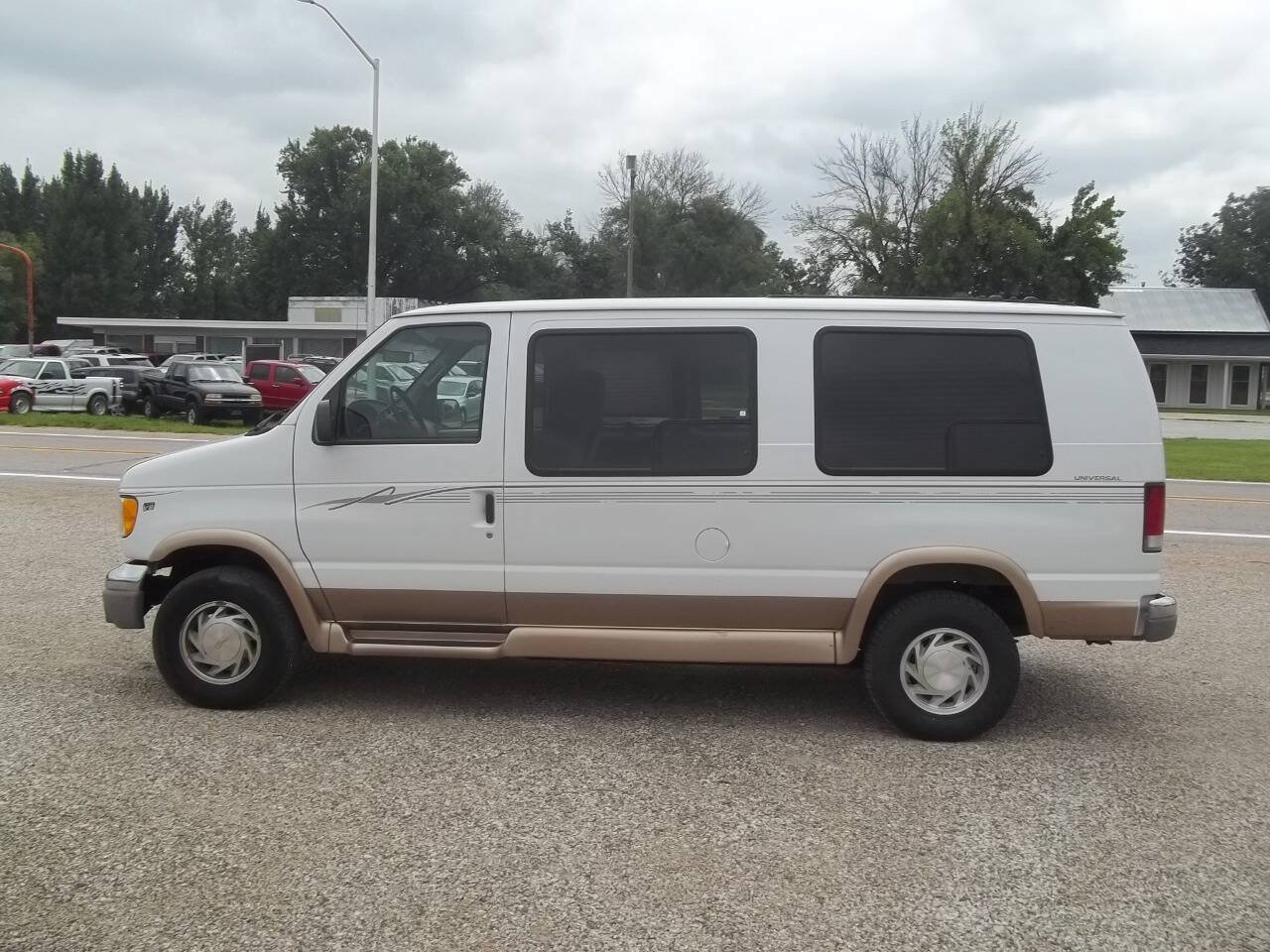 Used 2001 Ford E-150 and Econoline 150 RWD image 4