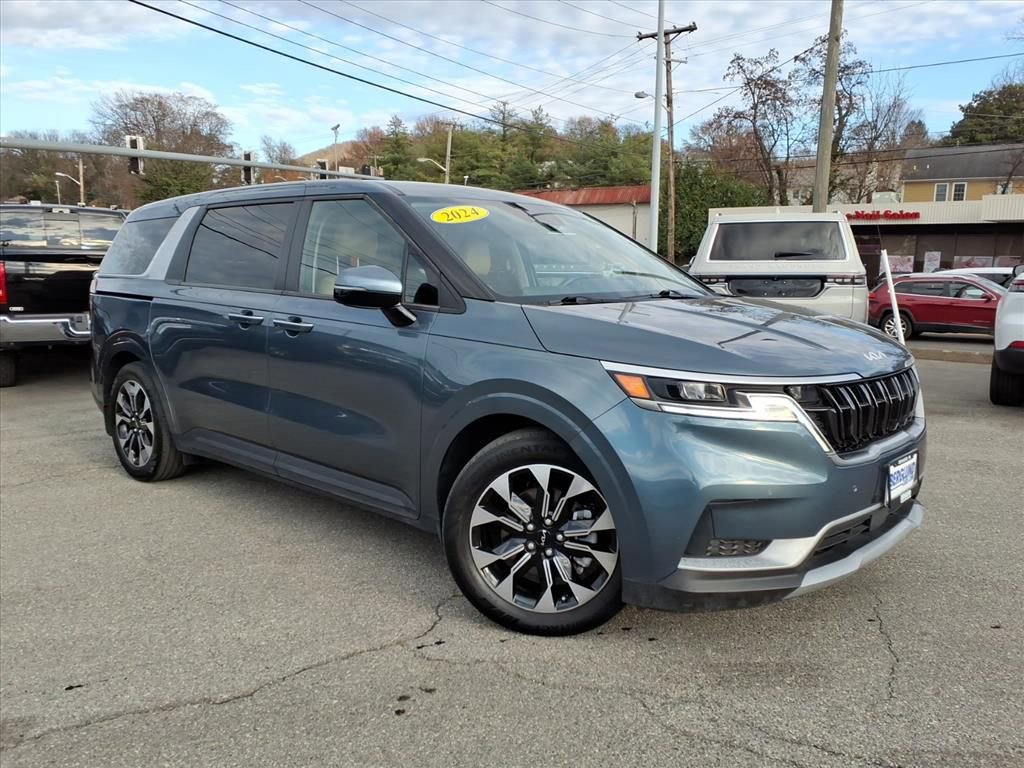 Used 2024 Kia Carnival EX image 2