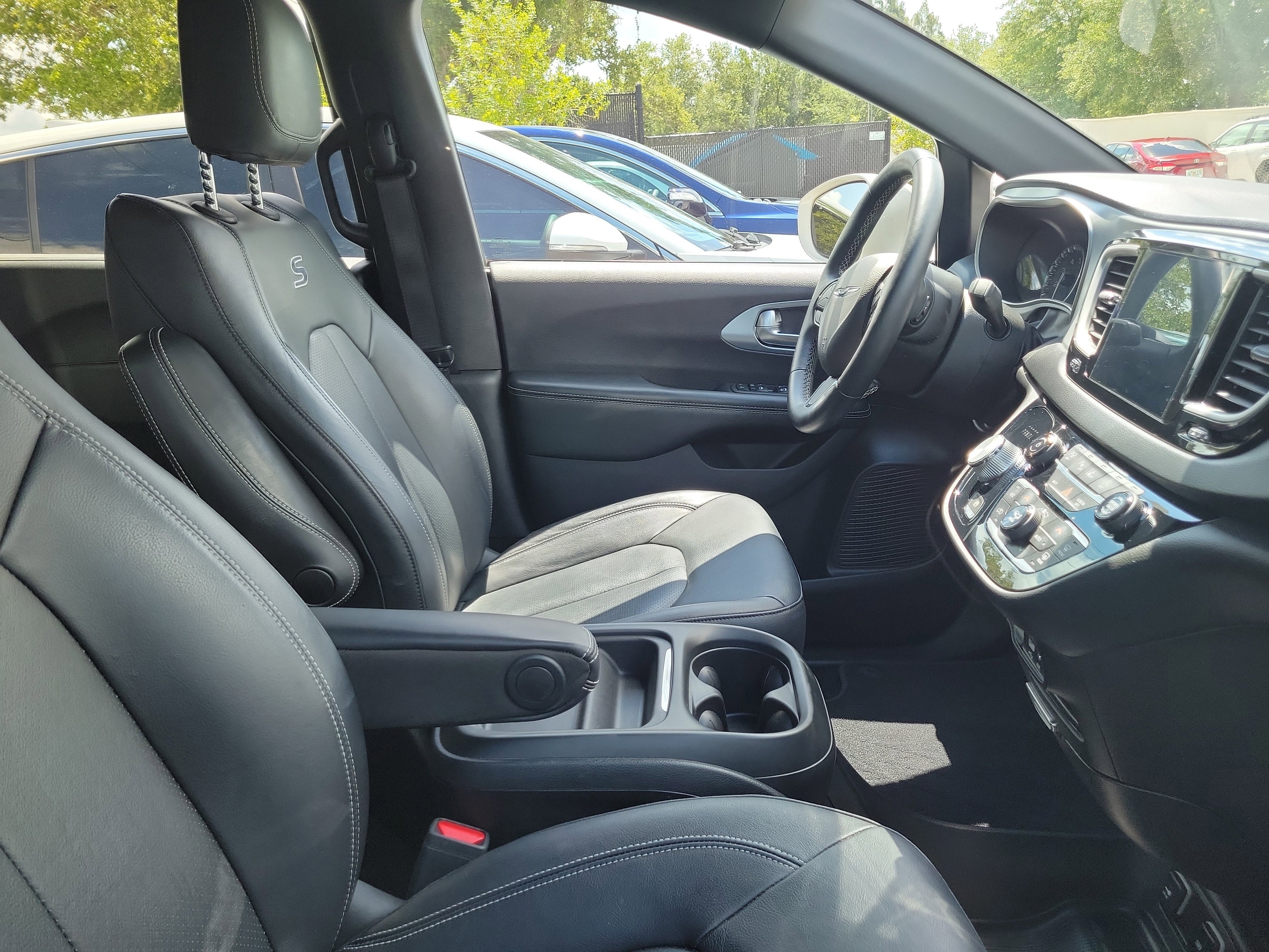Used 2020 Chrysler Pacifica Touring-L w/ Advanced Safetytec Group FWD image 10