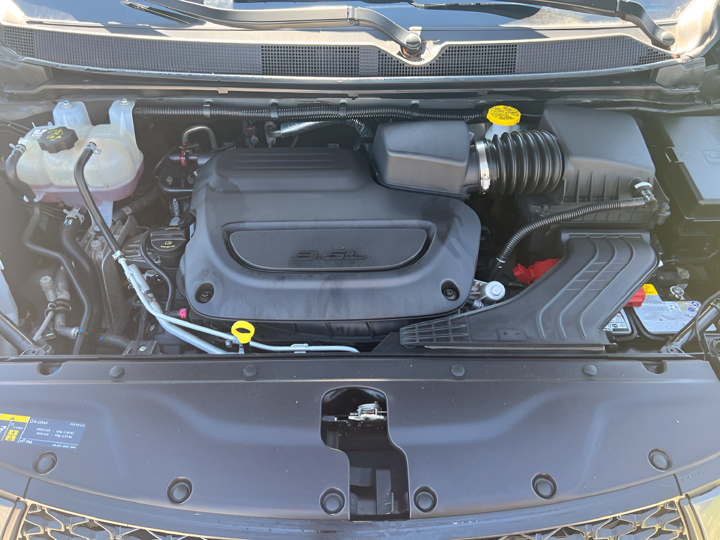 Used 2025 Chrysler Pacifica Limited FWD image 9