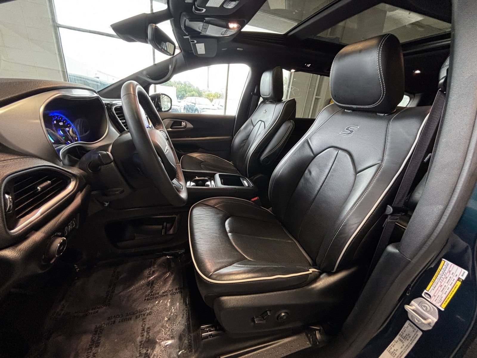 Used 2025 Chrysler Pacifica Limited FWD image 29