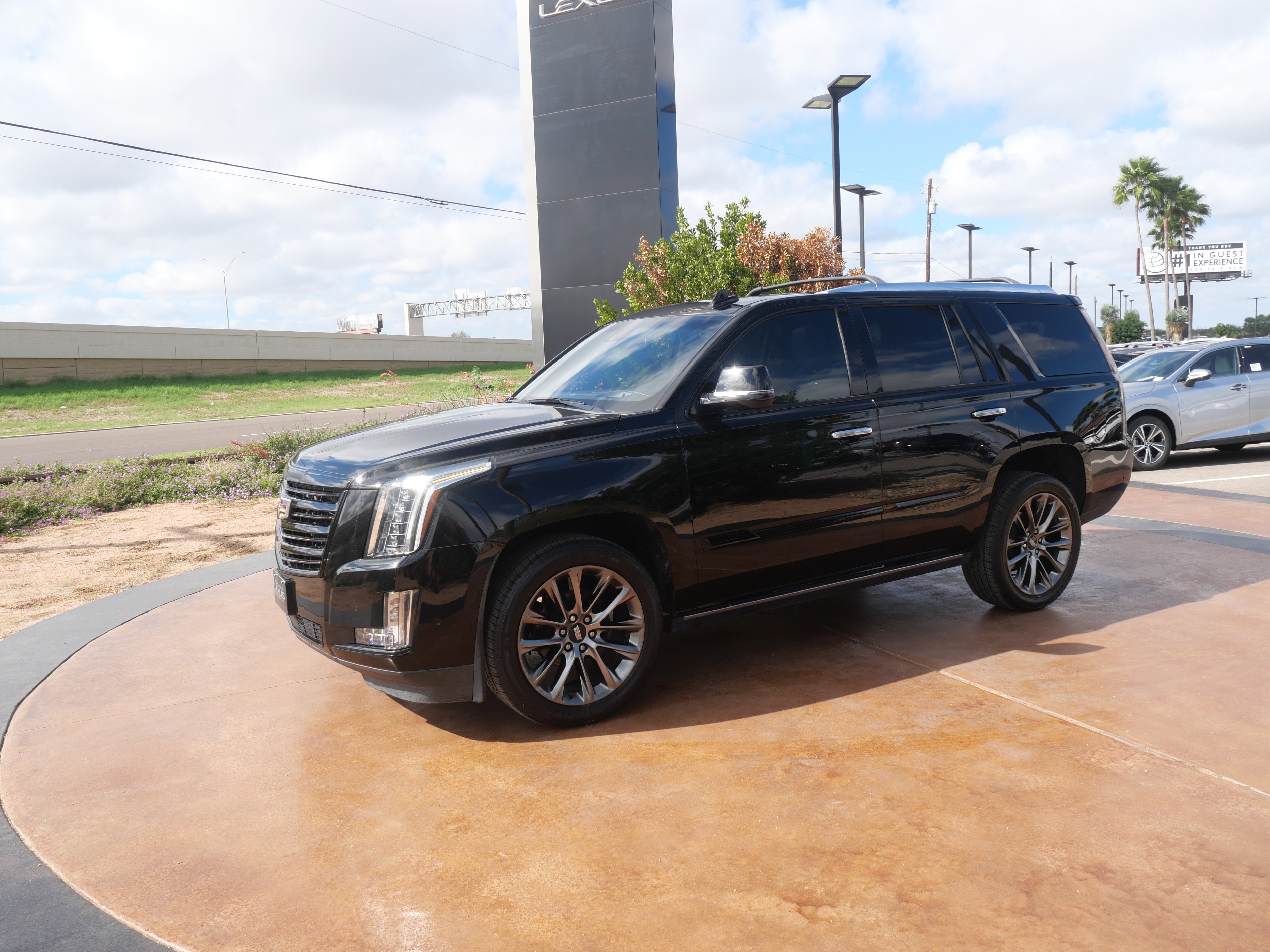 Used 2019 Cadillac Escalade Platinum w/ Escalade Sport Edition image 5