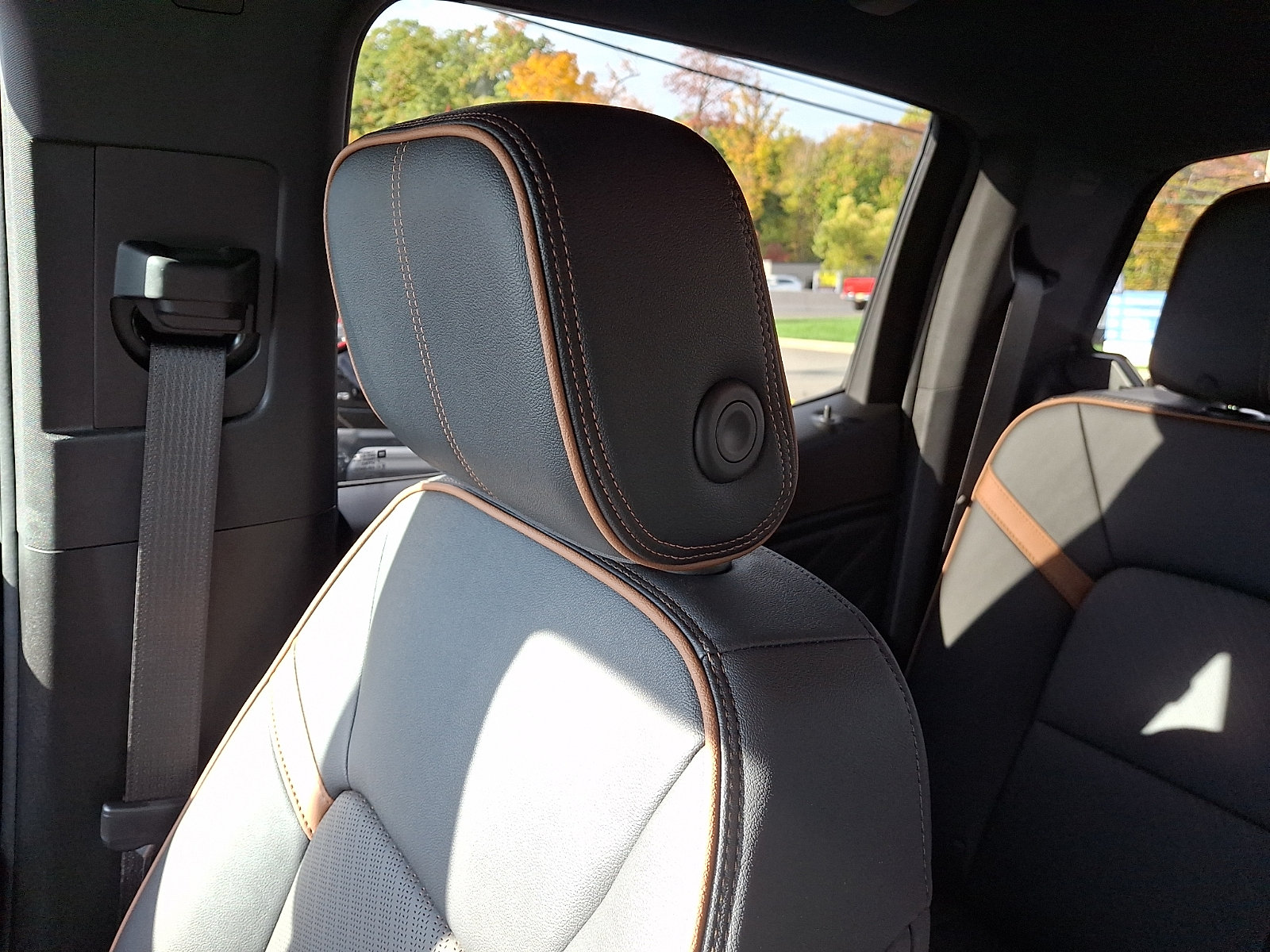 Used 2024 GMC Canyon AT4 w/ AT4 Premium Package AWD/4WD image 17