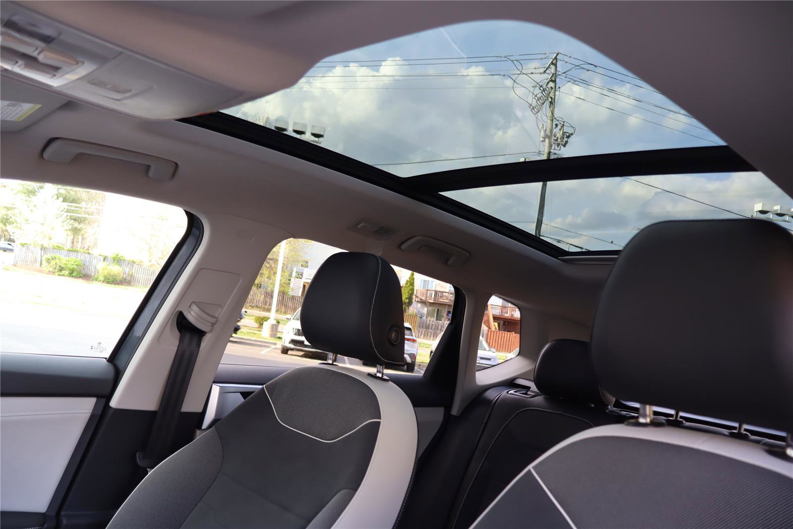 Certified 2025 Volkswagen Taos SE w/ Panoramic Sunroof Package image 23