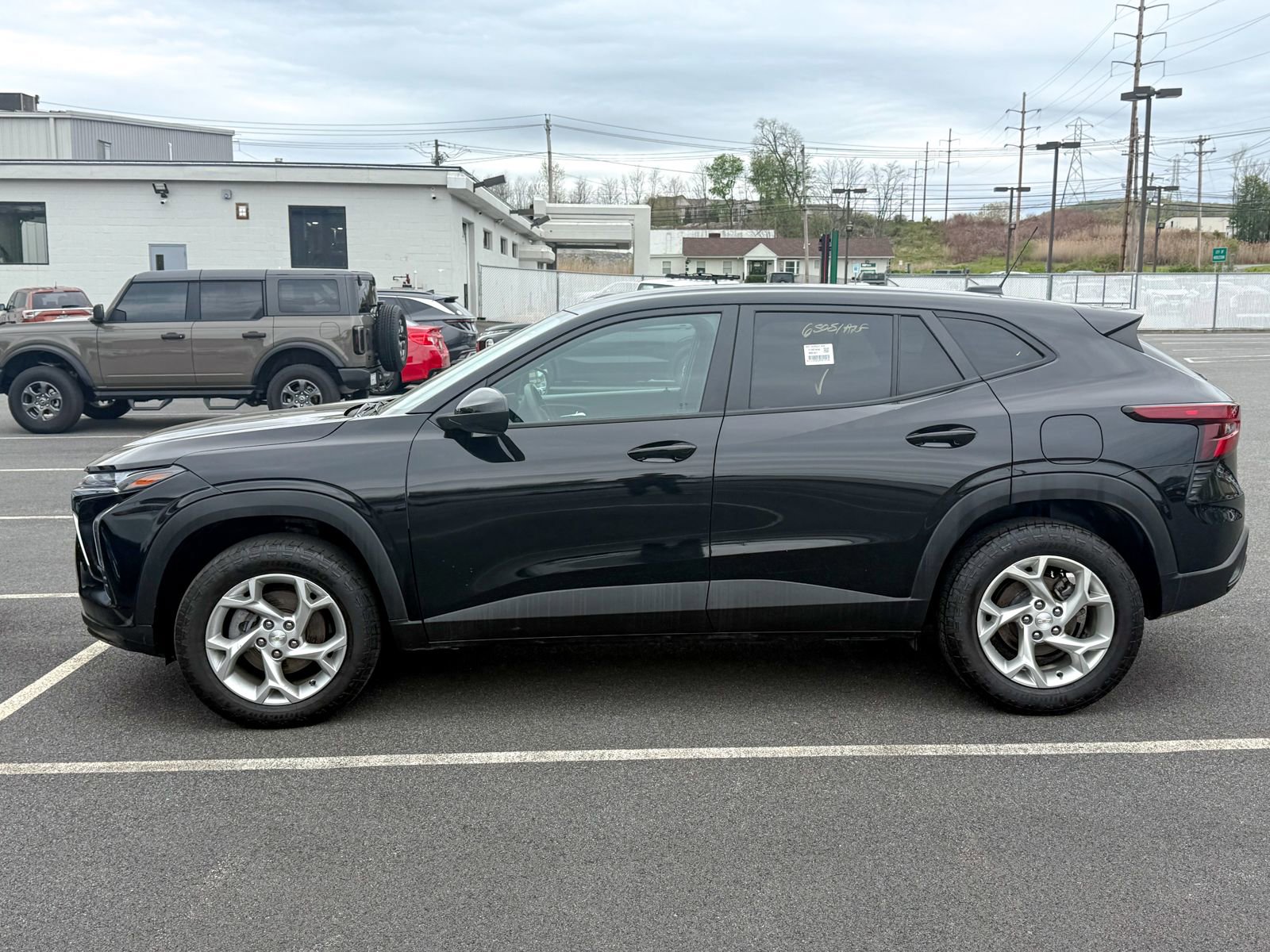 Used 2025 Chevrolet Trax LS w/ LS Convenience Package FWD image 3