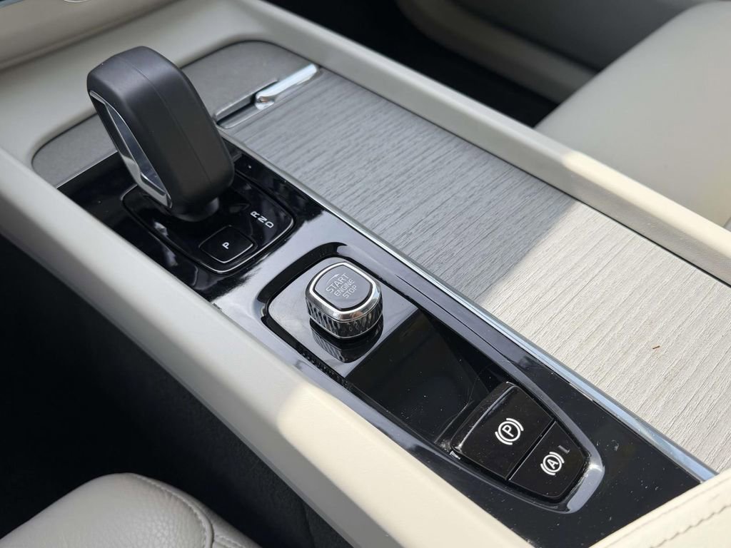 Used 2023 Volvo XC60 B5 Plus w/ Protection Package Premier image 6