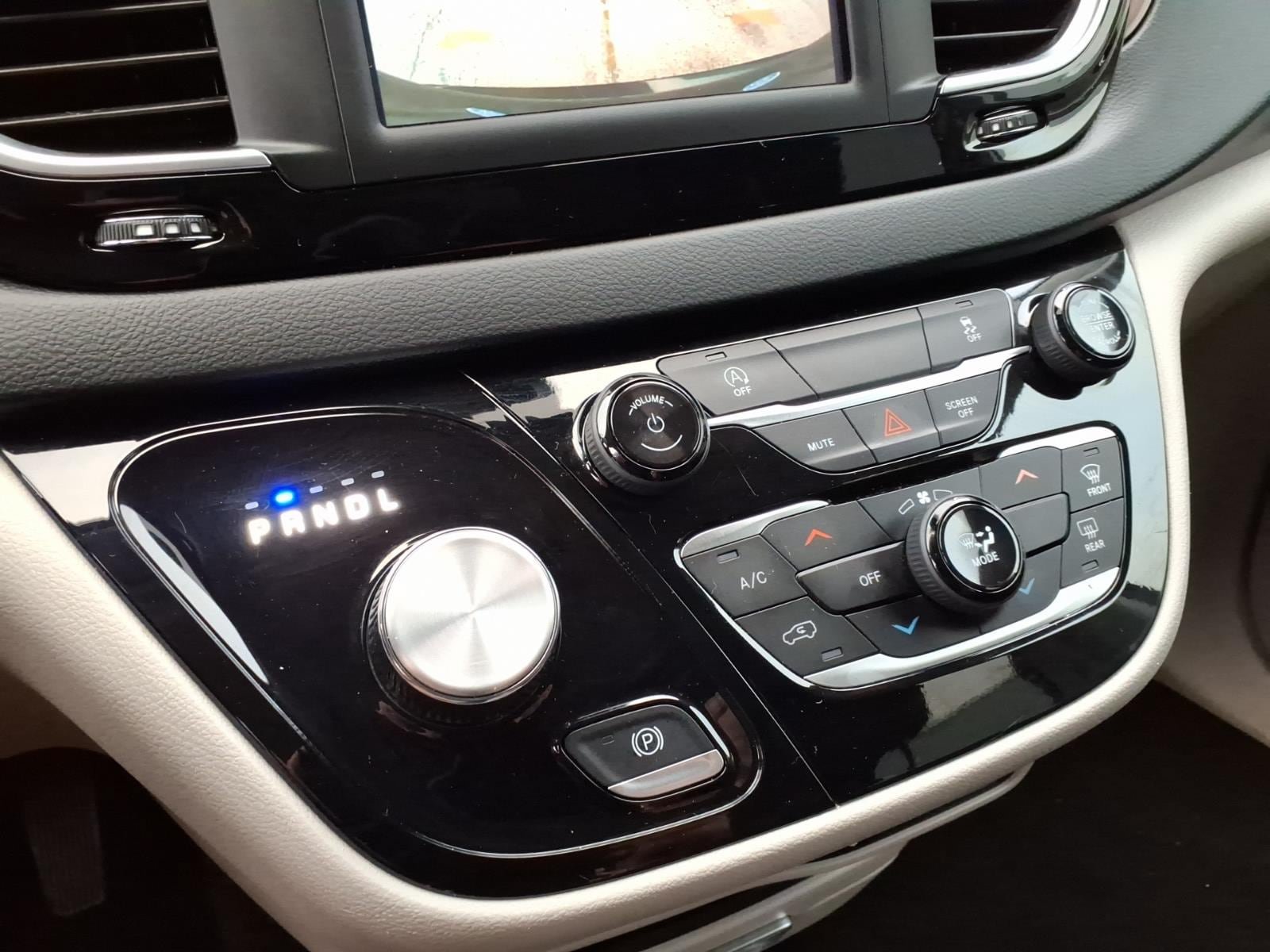 Used 2023 Chrysler Voyager LX FWD image 18