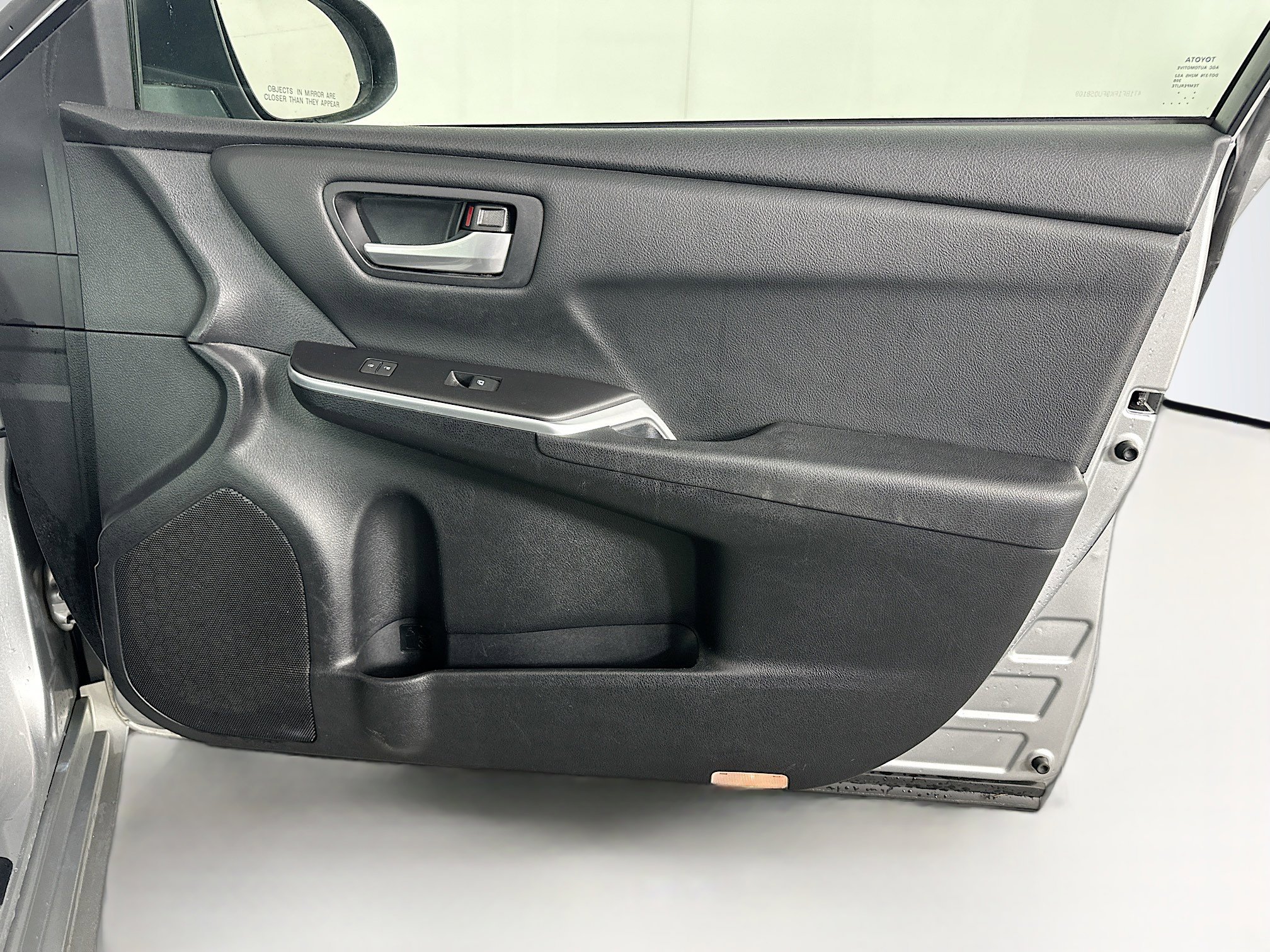 Used 2015 Toyota Camry SE w/ Moonroof Package FWD image 32