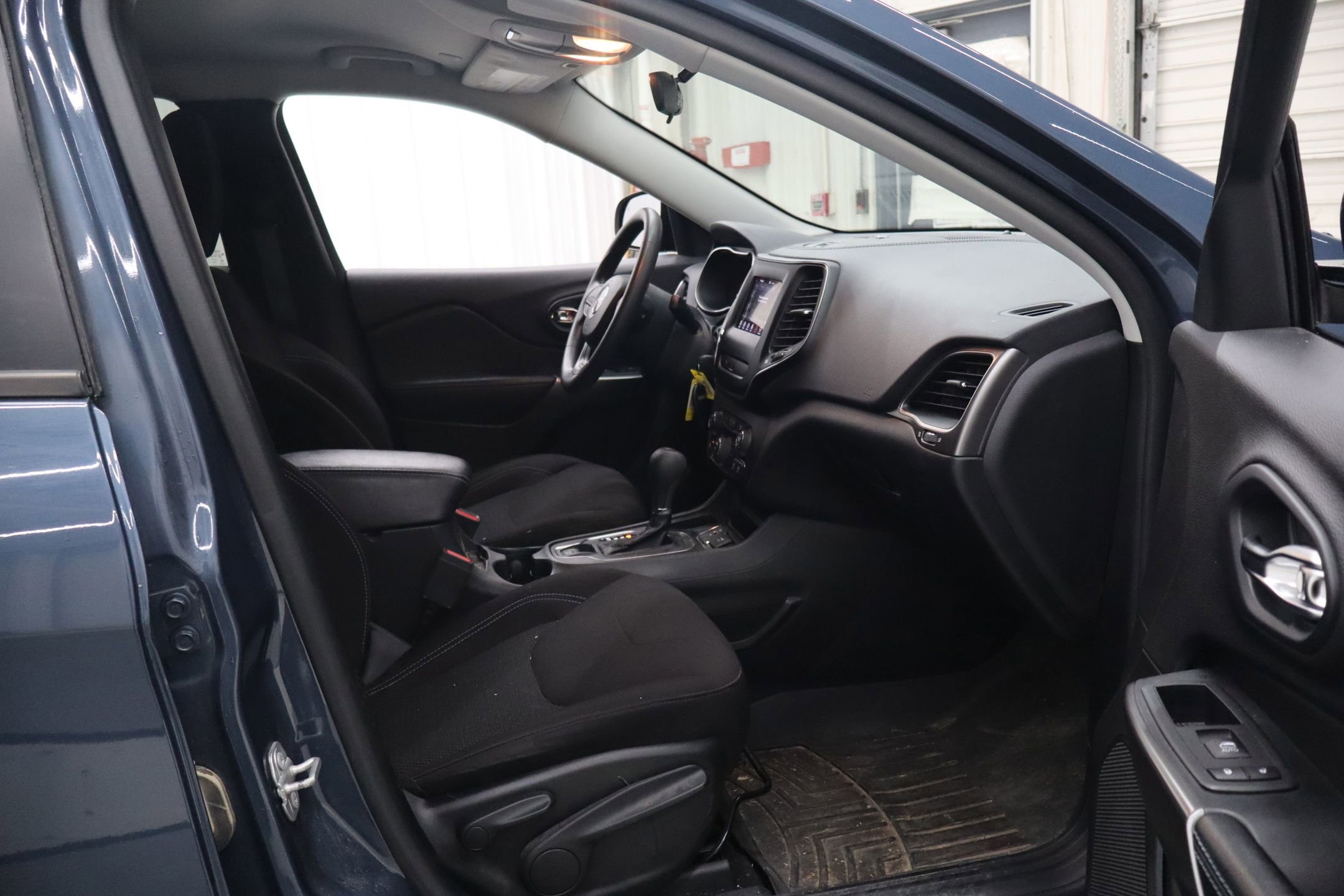 Used 2020 Jeep Cherokee Latitude image 30