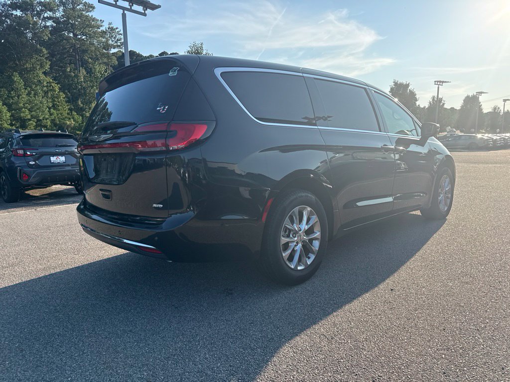 Used 2023 Chrysler Pacifica Touring-L AWD/4WD image 5