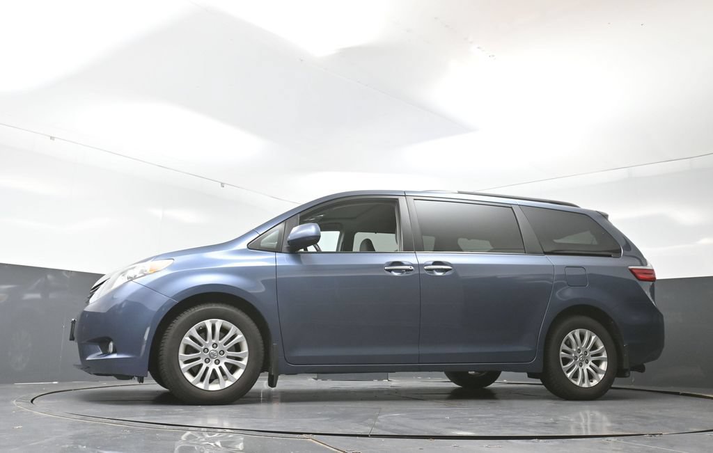 Used 2017 Toyota Sienna XLE w/ XLE Navigation Package FWD image 27