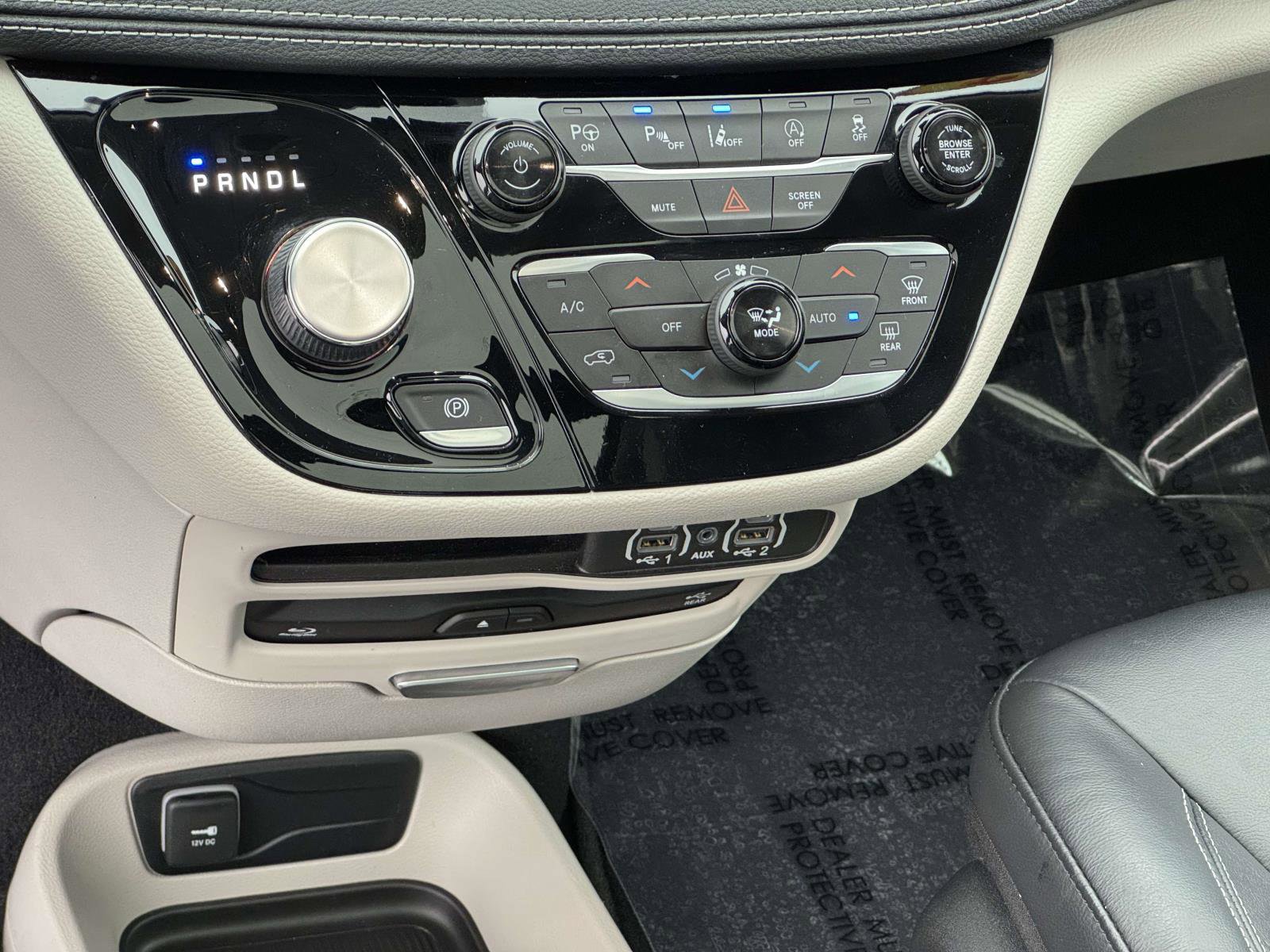 Used 2022 Chrysler Pacifica Touring-L w/ Uconnect Theater Family Group AWD/4WD image 4