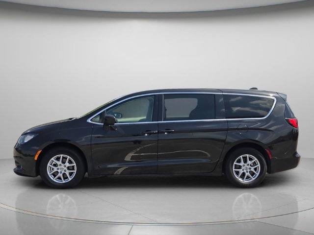 Used 2023 Chrysler Voyager LX FWD image 3
