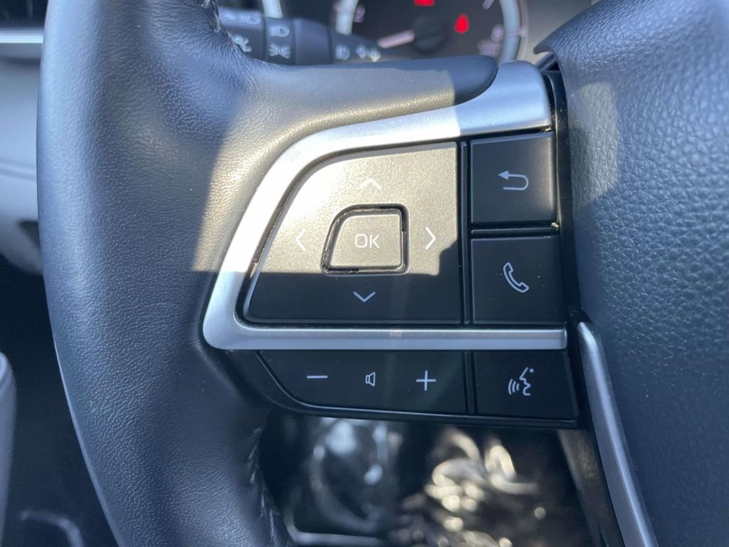 Used 2023 Toyota Highlander XLE AWD/4WD image 31