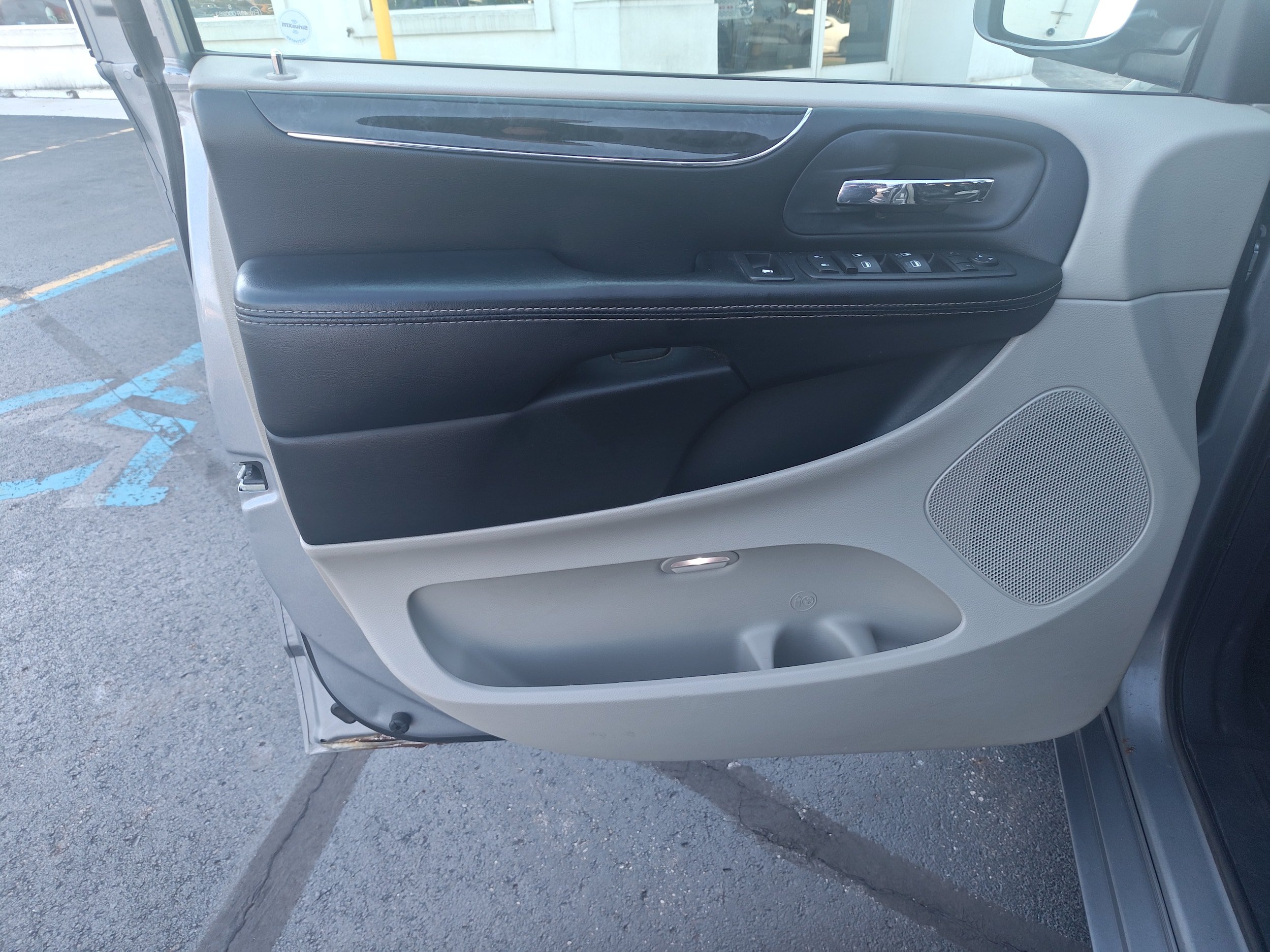 Used 2014 Chrysler Town & Country Touring FWD image 13