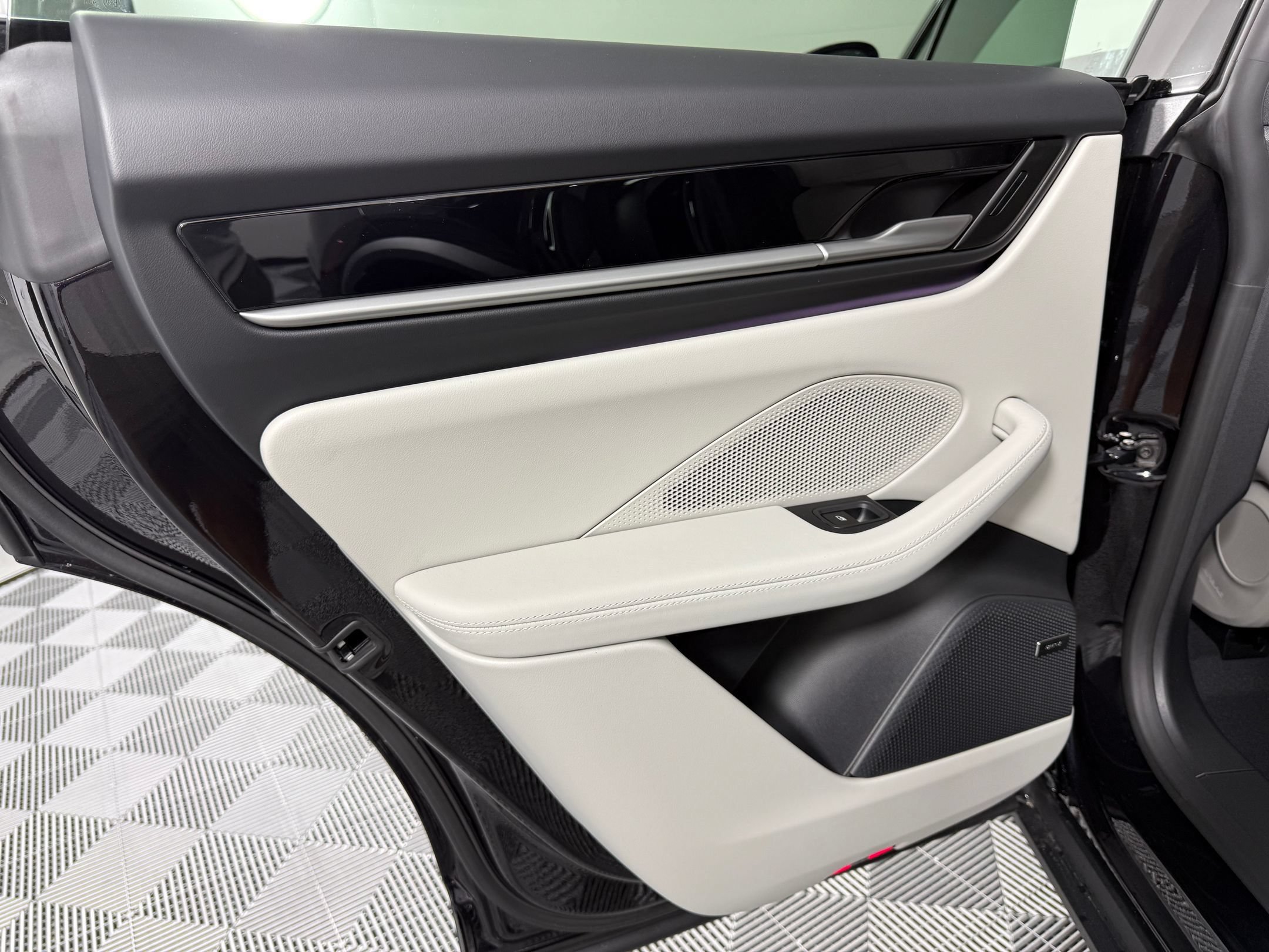 Certified 2026 Porsche Macan Electric RWD image 28