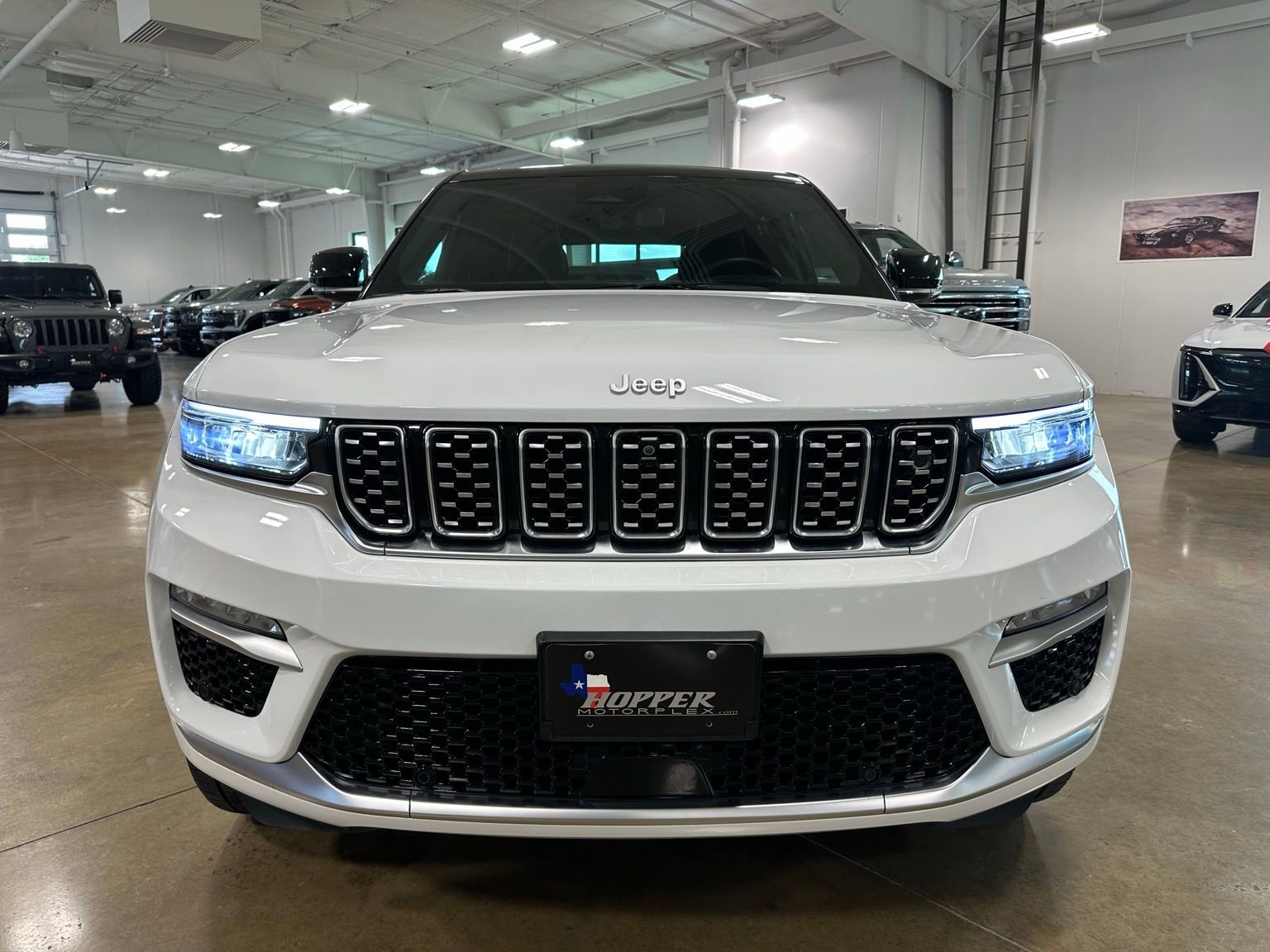 Used 2024 Jeep Grand Cherokee Summit AWD/4WD image 2