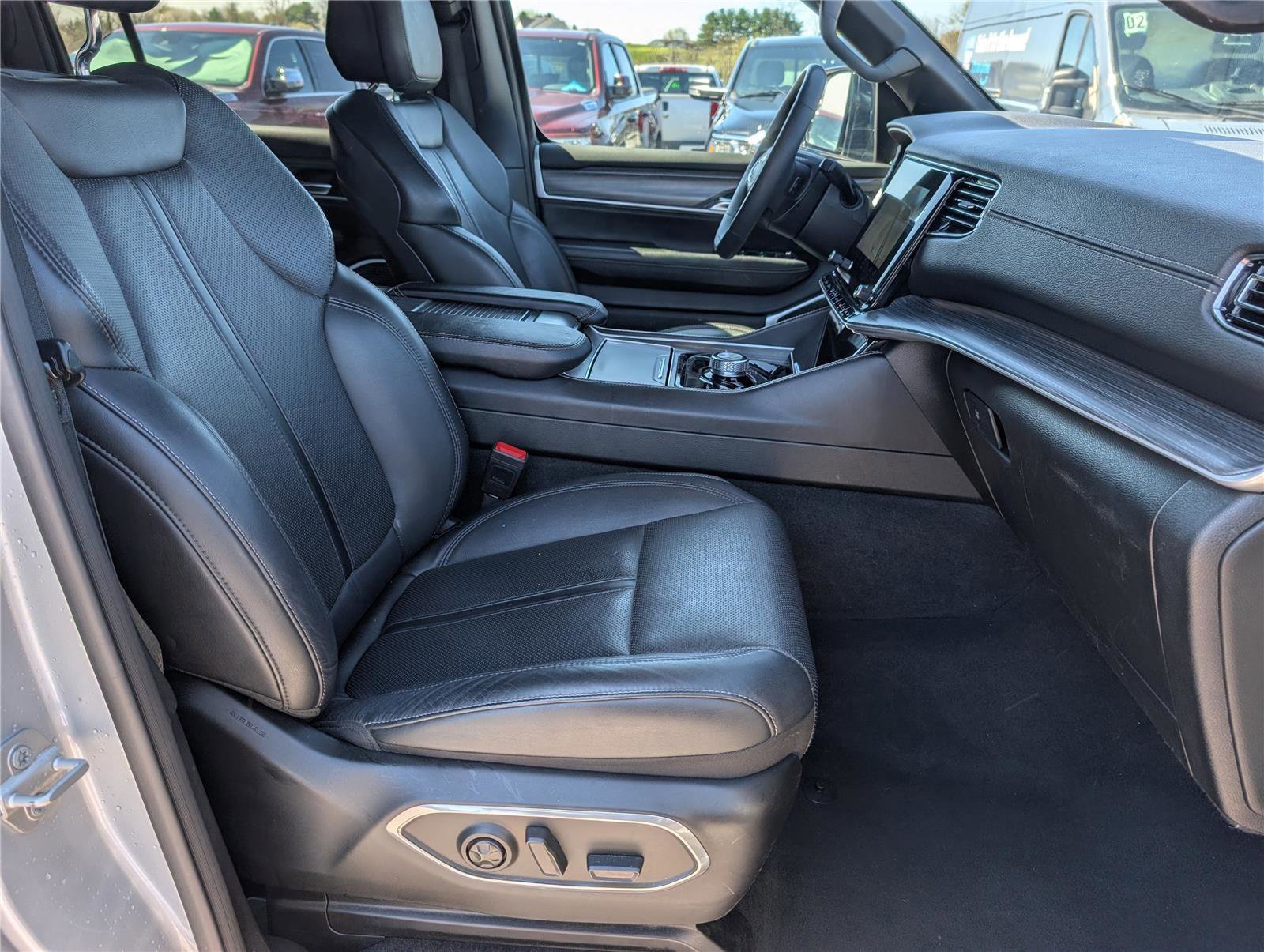 Used 2024 Jeep Wagoneer L Series II w/ Flexible Seating Group image 11