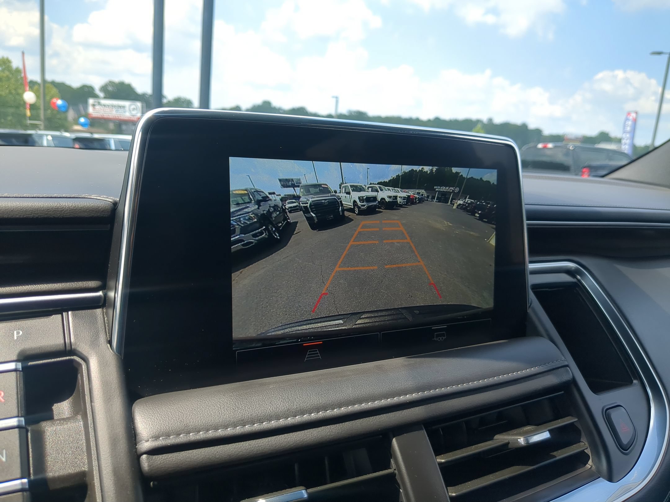 Used 2024 GMC Yukon SLE w/ Gmc Pro Safety Plus Package AWD/4WD image 17