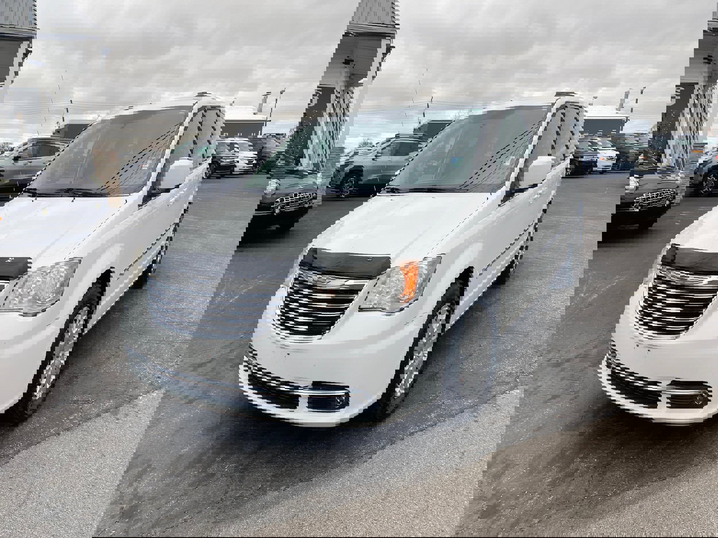 Used 2014 Chrysler Town & Country Touring image 1