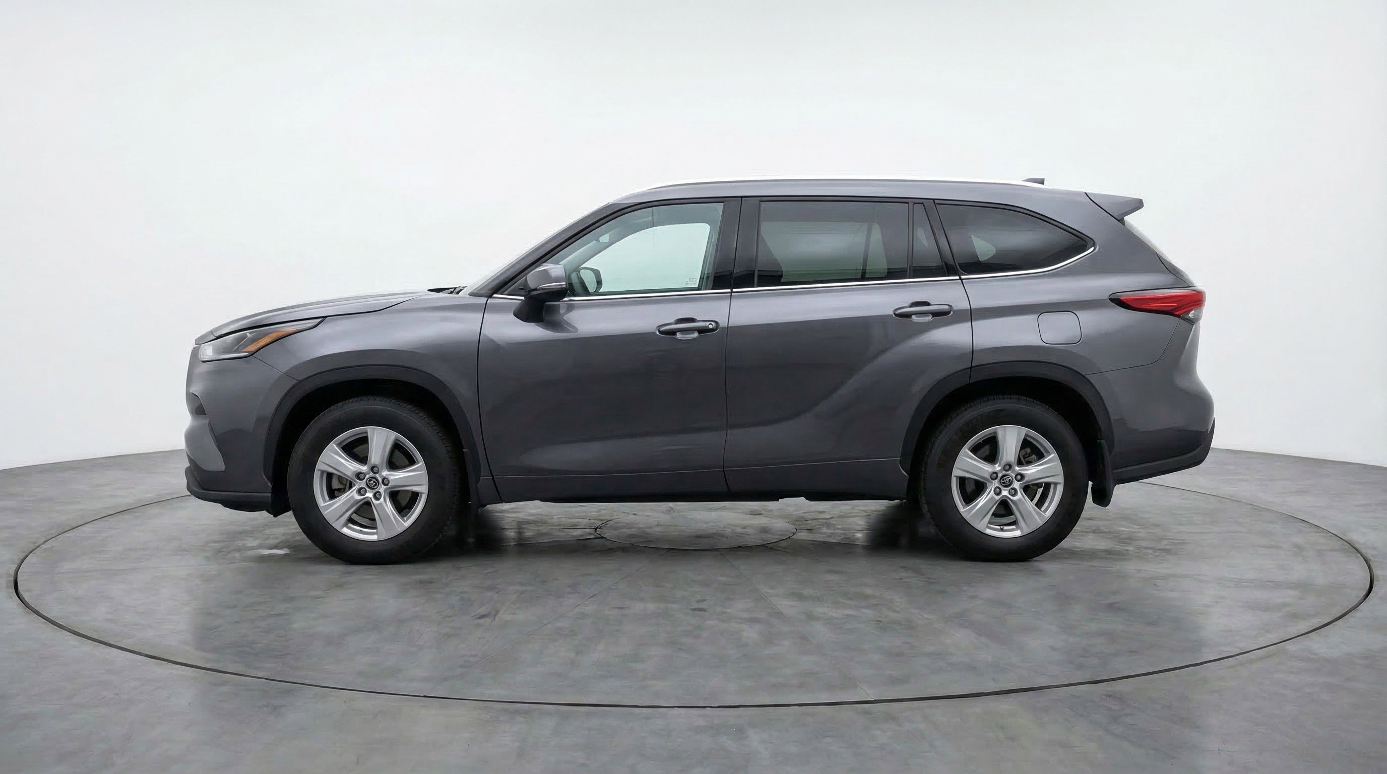 Used 2025 Toyota Highlander LE image 5