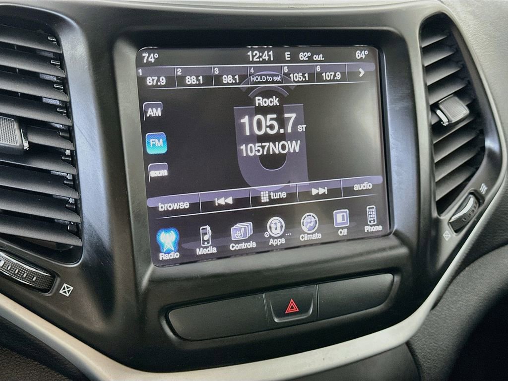 Used 2018 Jeep Cherokee Latitude Plus w/ Comfort/Convenience Group AWD/4WD image 17