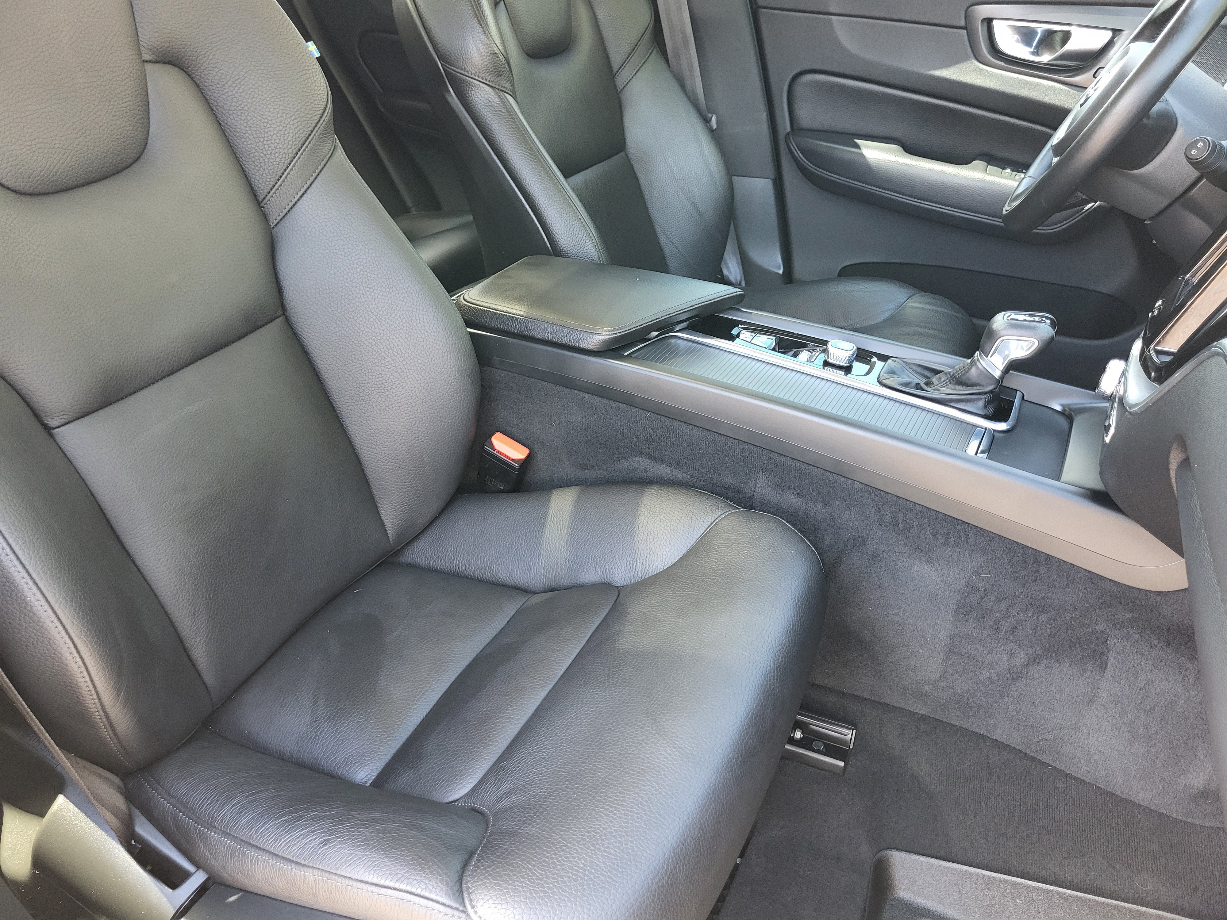 Used 2019 Volvo XC60 T6 Momentum w/ Advanced Package AWD/4WD image 11