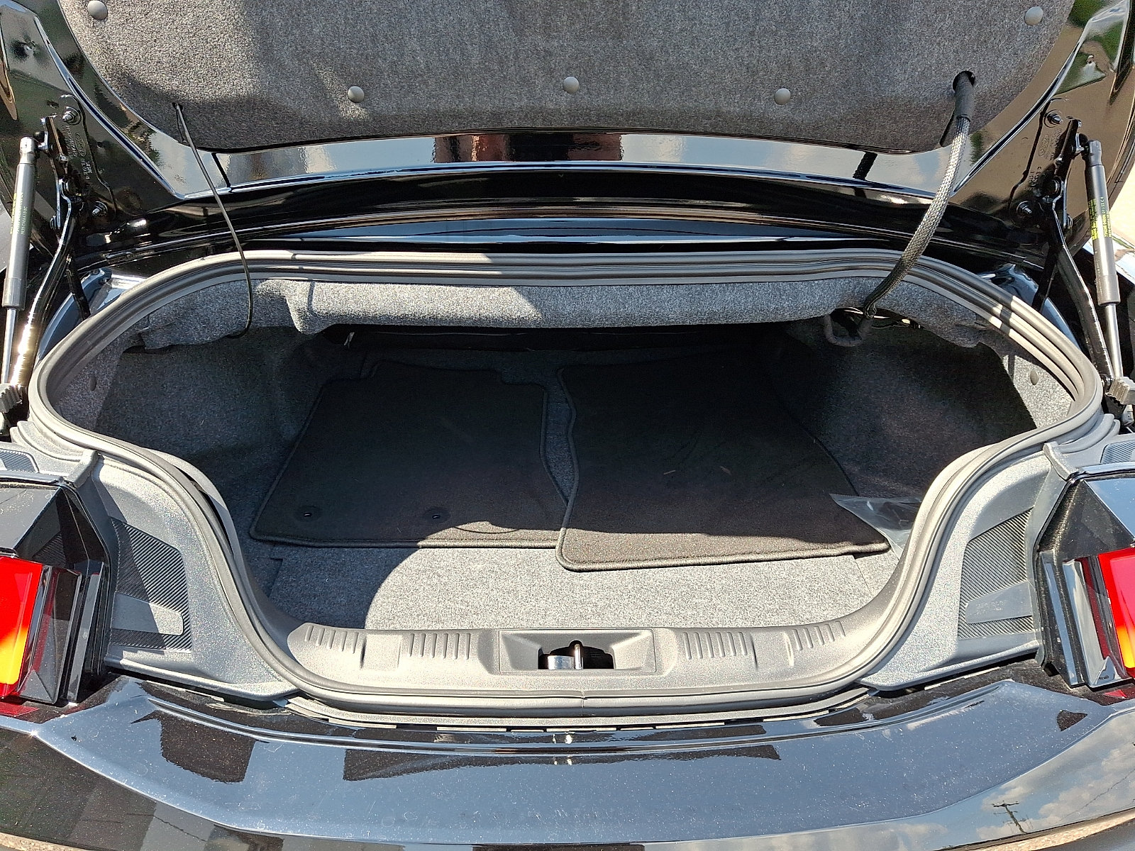 Used 2025 Ford Mustang GT Premium RWD image 29