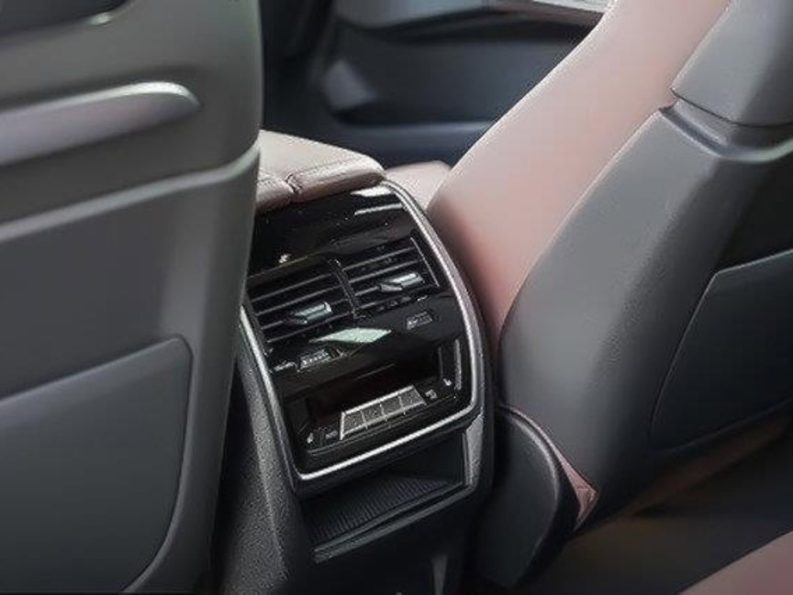 Used 2023 BMW X7 M60i image 39