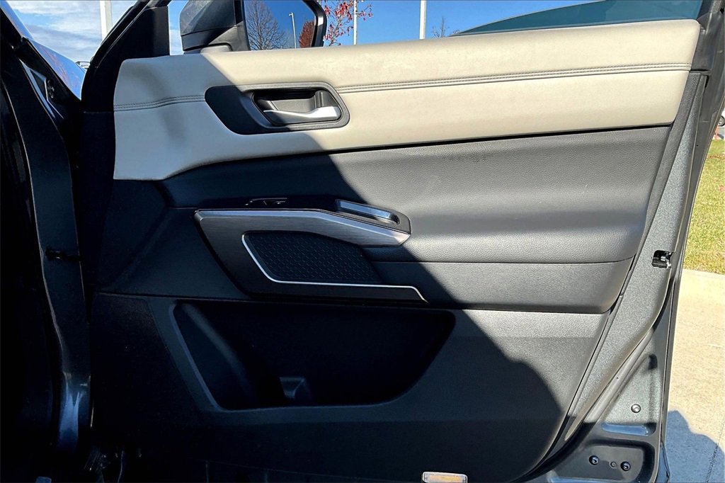 Used 2022 Nissan Pathfinder Platinum w/ Cargo Package image 26