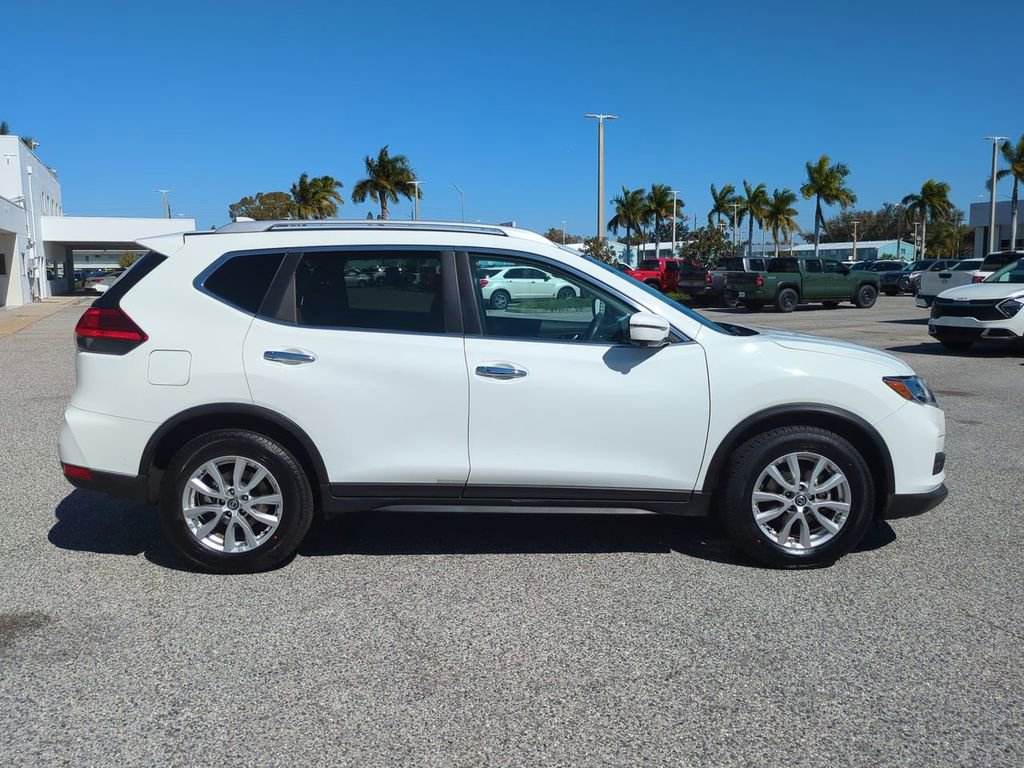 Used 2017 Nissan Rogue SV w/ SV Premium Package image 4