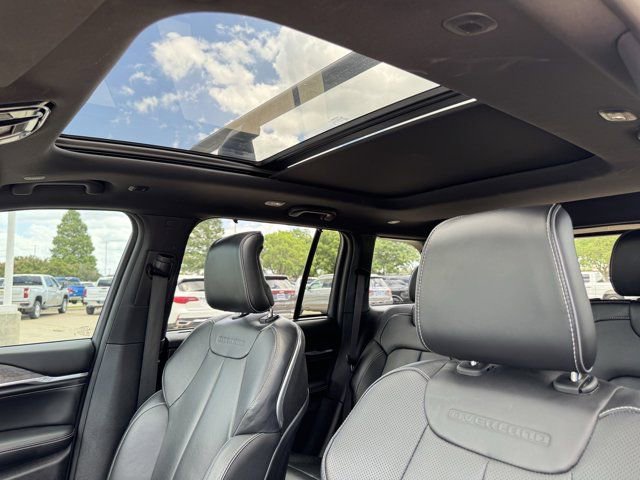 Used 2023 Jeep Grand Cherokee Overland w/ Luxury Tech Group IV AWD/4WD image 34