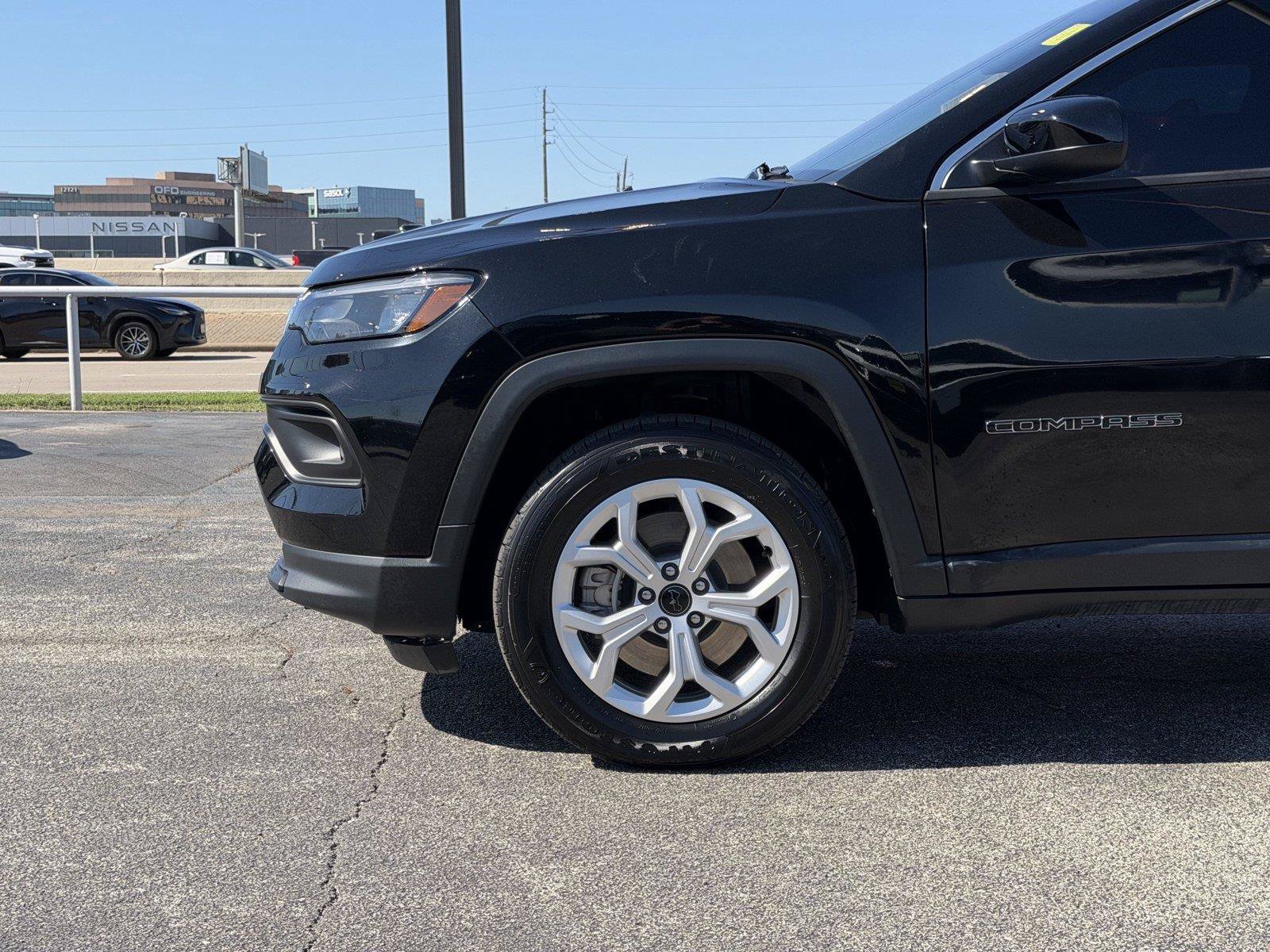 Used 2025 Jeep Compass Latitude AWD/4WD image 10