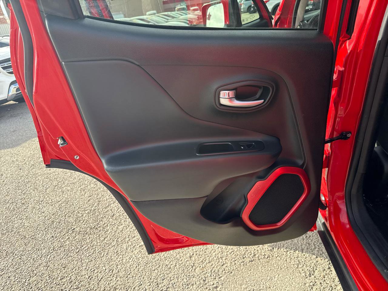 Used 2018 Jeep Renegade Trailhawk AWD/4WD image 13