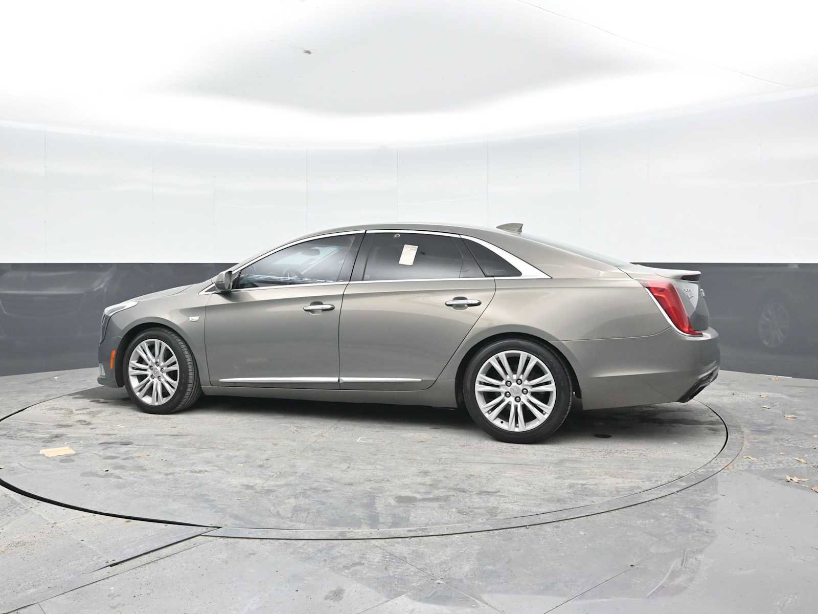 Used 2019 Cadillac XTS Luxury FWD image 2