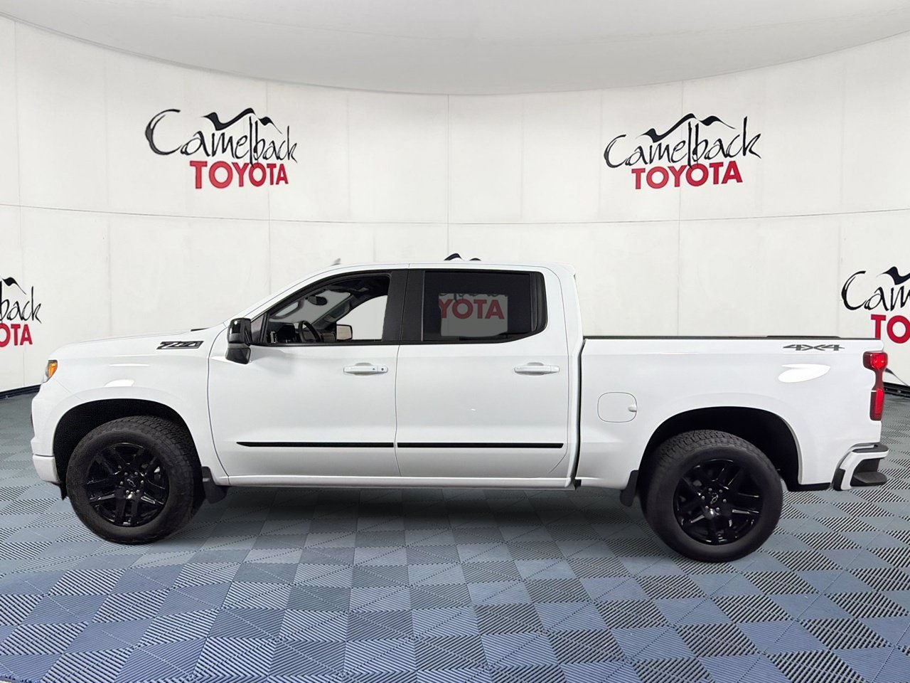 Used 2025 Chevrolet Silverado 1500 RST w/ Dark Appearance Package AWD/4WD image 5