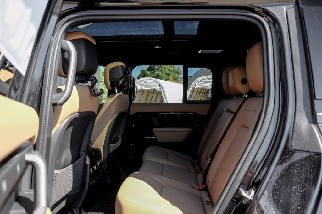 New 2026 Land Rover Defender 110 X-Dynamic SE AWD/4WD image 17