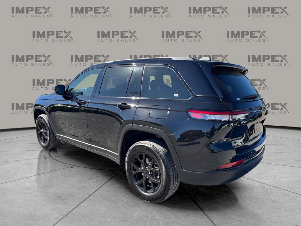 Used 2025 Jeep Grand Cherokee Altitude RWD image 3