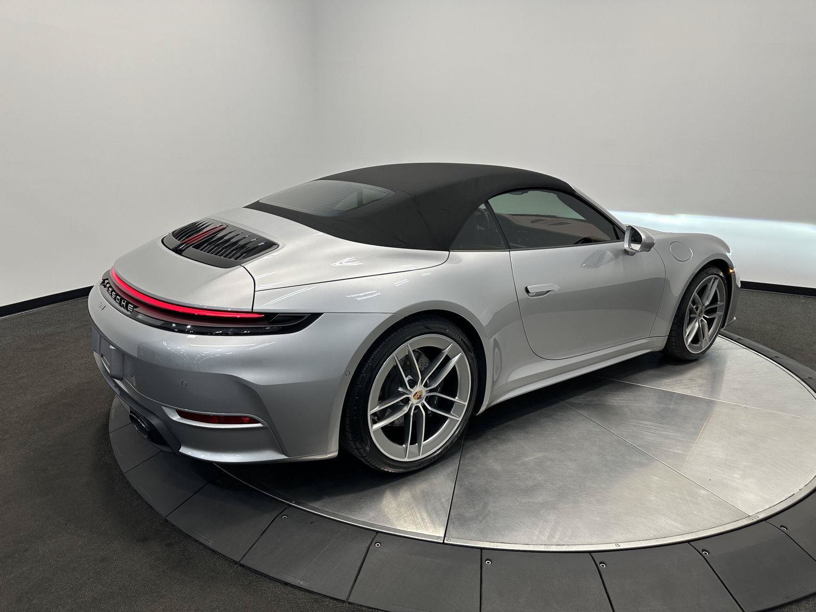 Used 2025 Porsche 911 Carrera RWD image 7