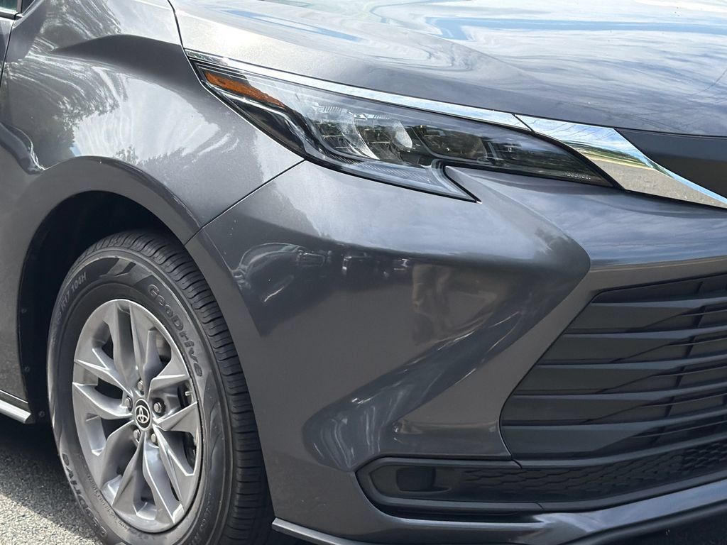 Used 2025 Toyota Sienna LE FWD image 8