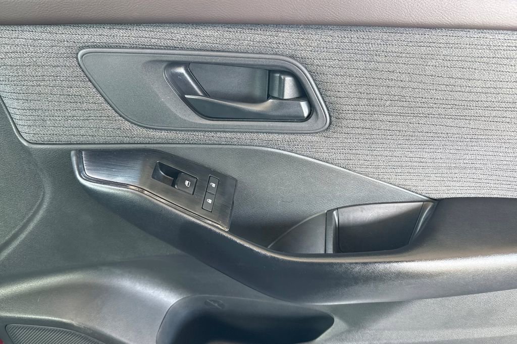 Used 2023 Nissan Rogue S image 24