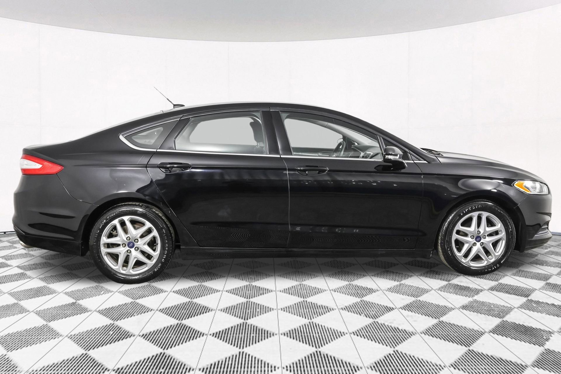 Used 2016 Ford Fusion SE image 12