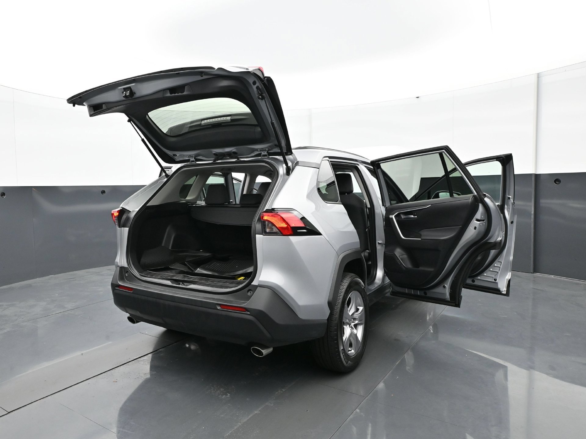 Used 2025 Toyota RAV4 XLE AWD/4WD image 37