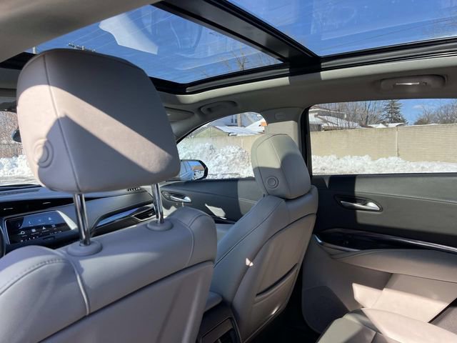 Used 2022 Cadillac XT4 Luxury w/ Cold Weather Package image 17