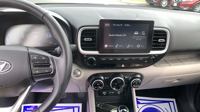 Used 2024 Hyundai Venue SEL FWD image 13