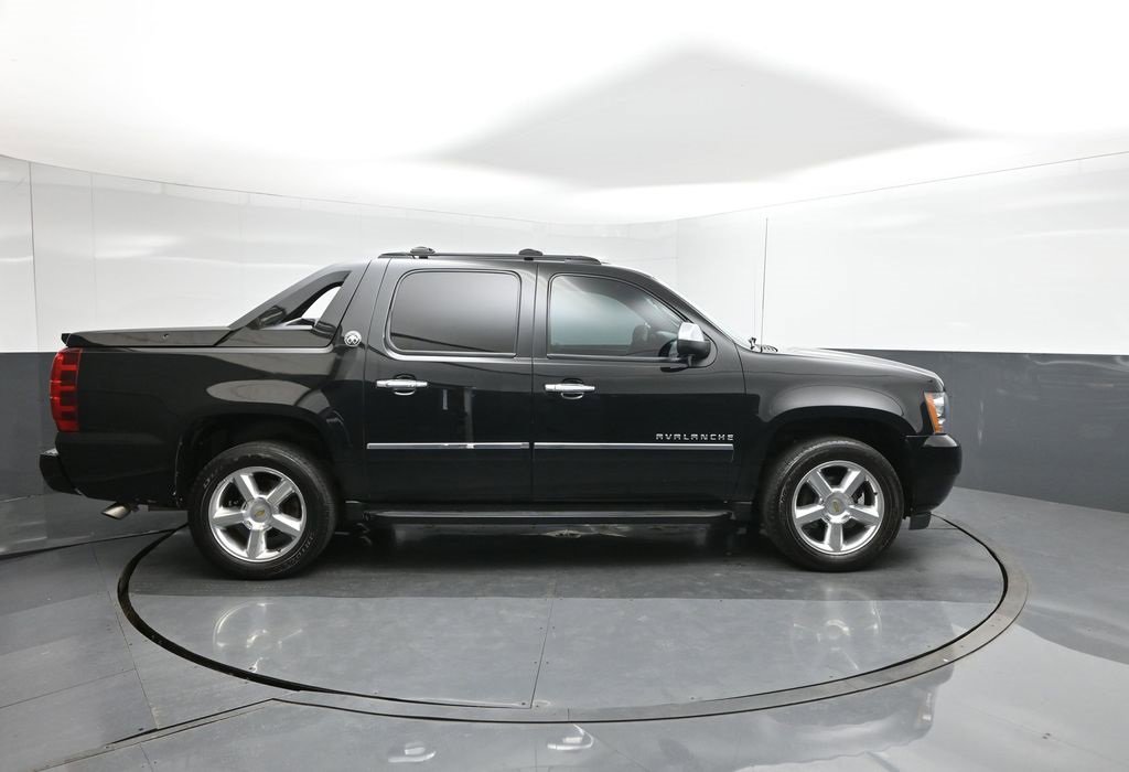 Used 2013 Chevrolet Avalanche LTZ image 26
