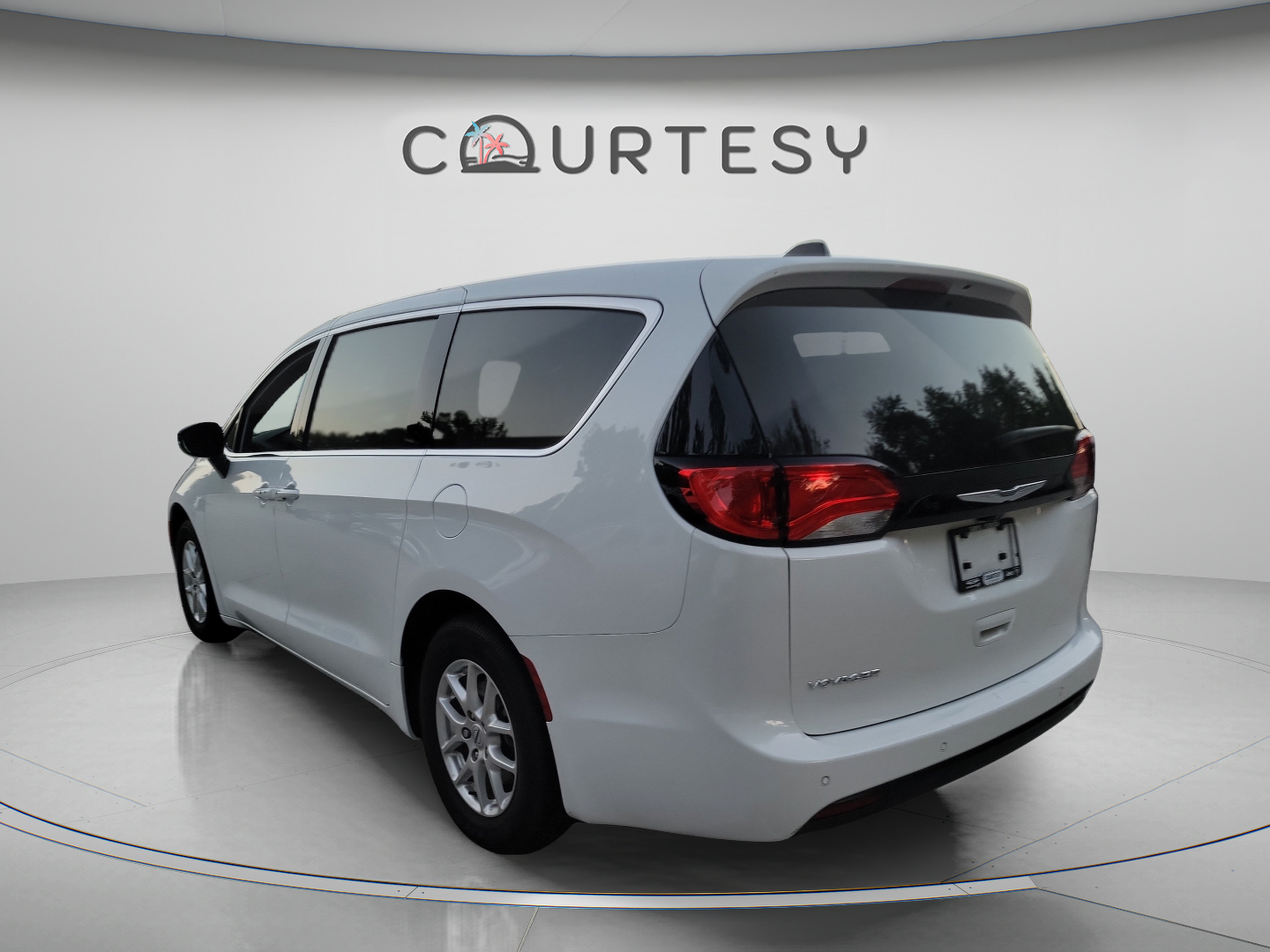 Used 2025 Chrysler Voyager LX FWD image 2