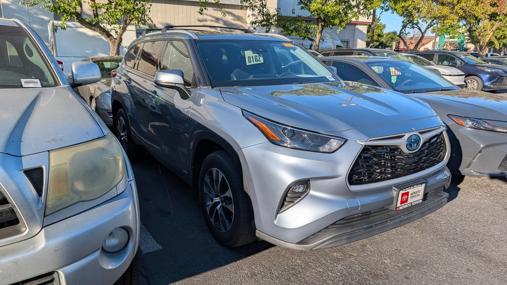 Used 2022 Toyota Highlander XLE AWD/4WD image 5