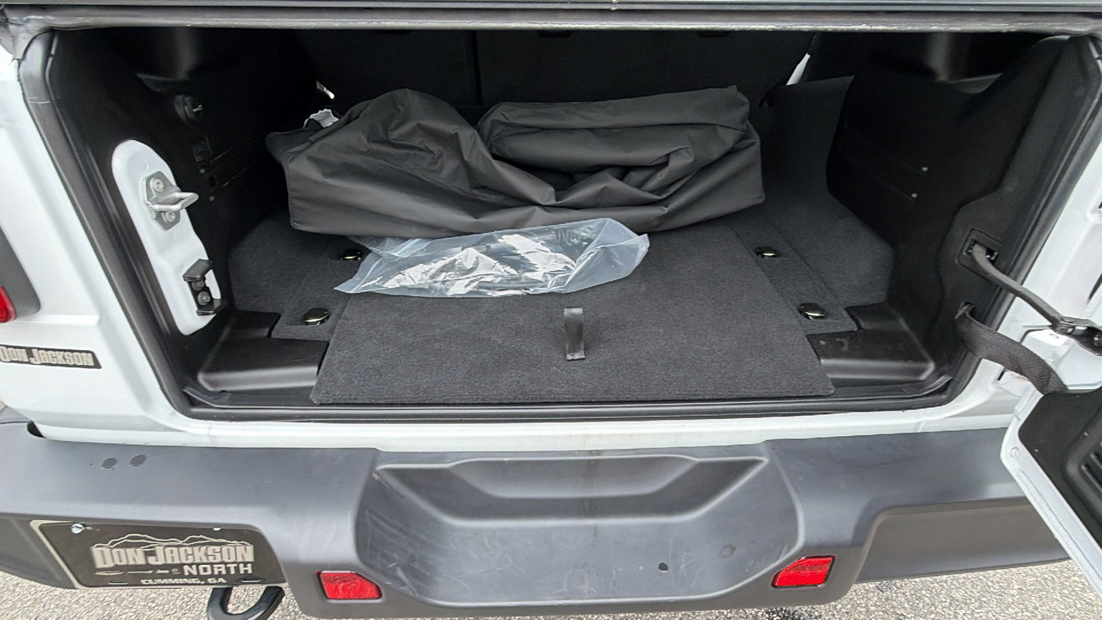 Used 2025 Jeep Wrangler Sahara image 13