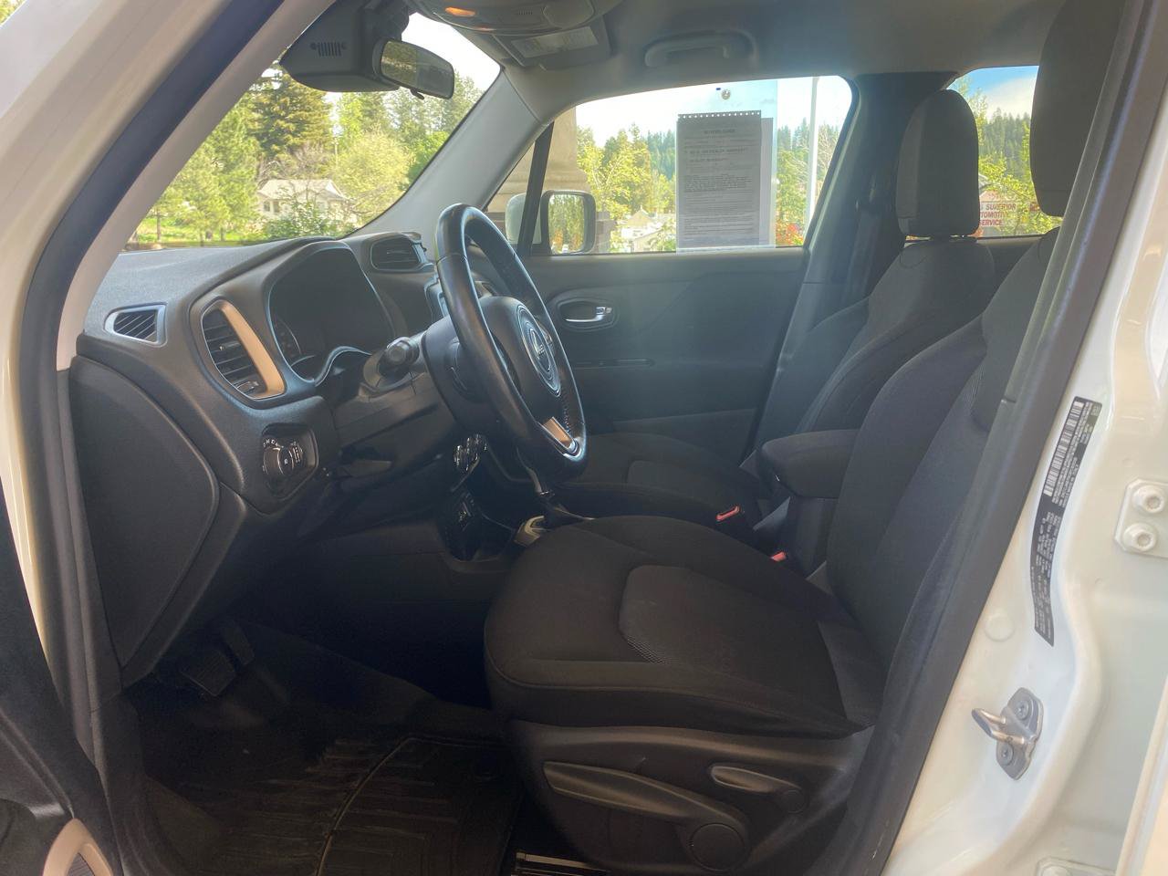 Used 2016 Jeep Renegade Latitude FWD image 10